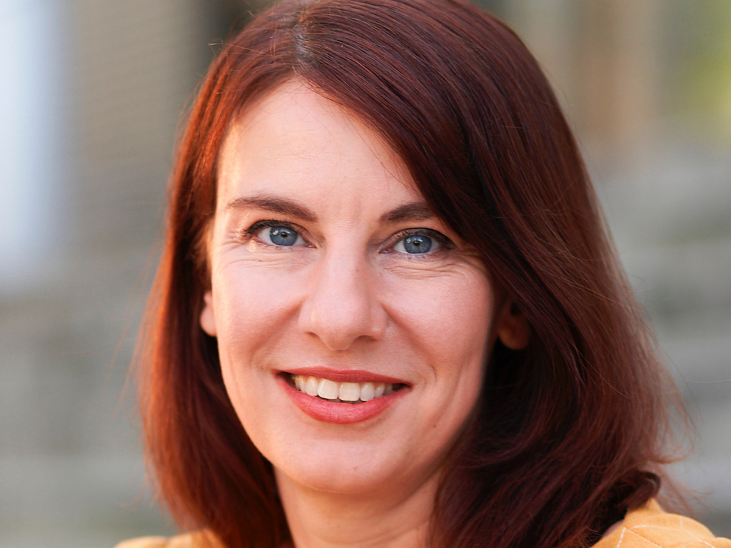 Portrait ARRTI-Direktorin Prof. Dr. Dr. Rafaela Hillerbrand
